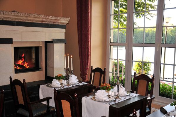 Schlosshotel Podewils (Polanów)